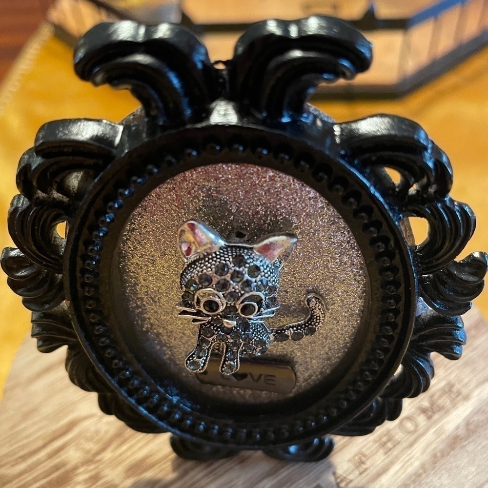 Mini Black Oval Framed Cat - Picture 5 of 7